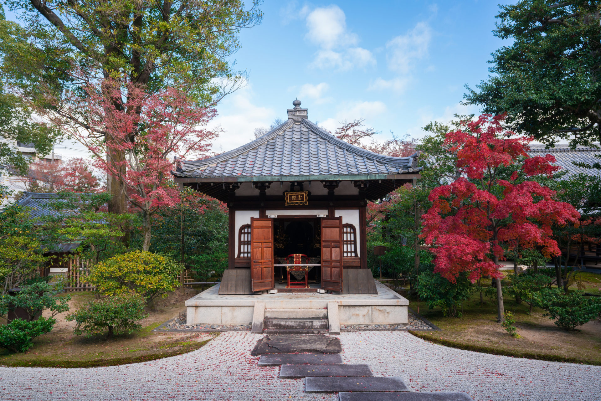 京都　建仁寺の霊照堂と紅葉